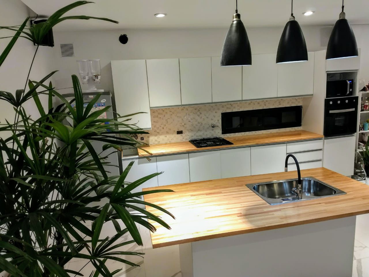 Cocina blanca con mesada de madera natural - Kopp Amoblamientos Rosario