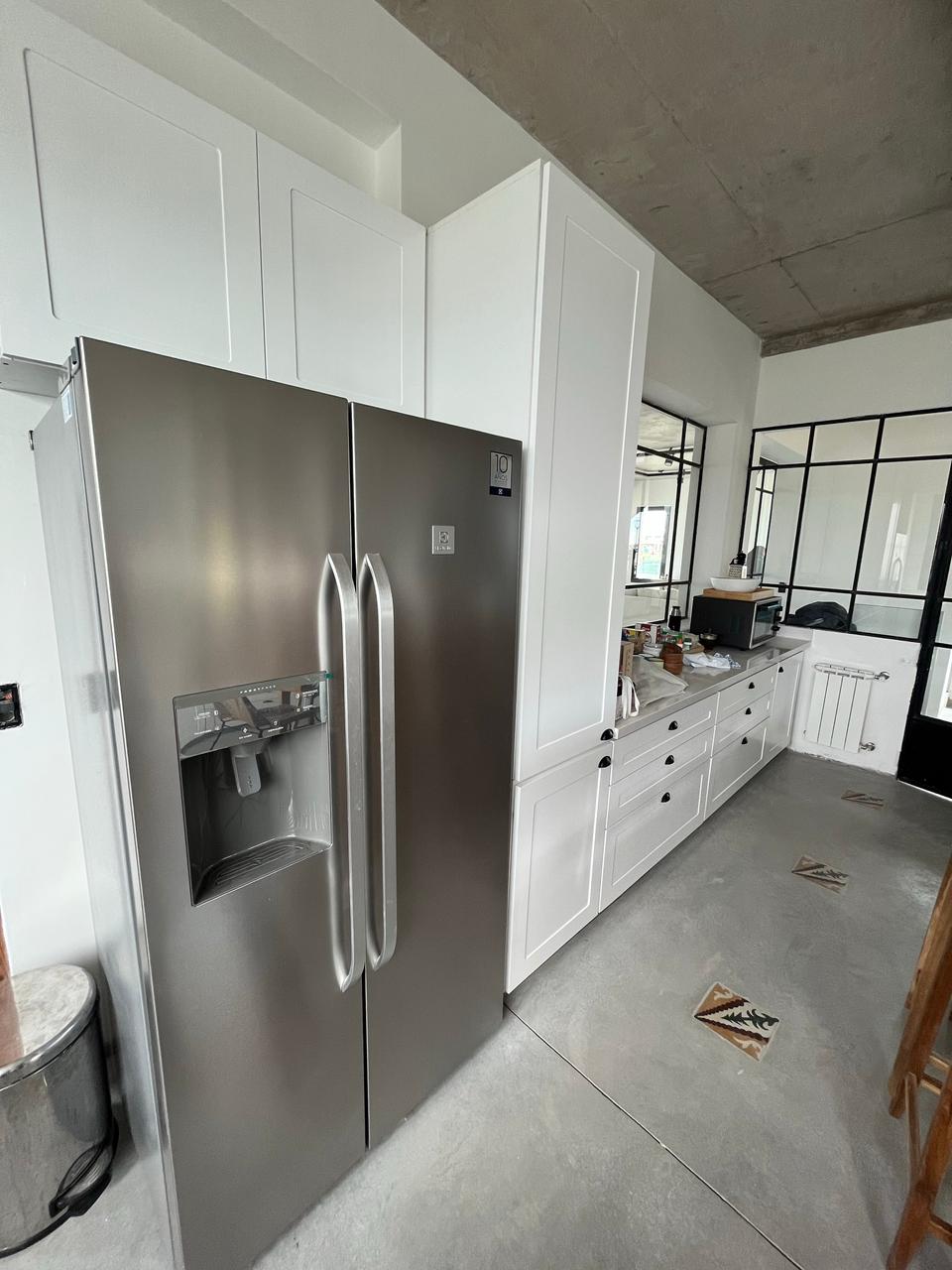 Cocina blanca moderna con electrodomésticos integrados - Kopp Amoblamientos Rosario