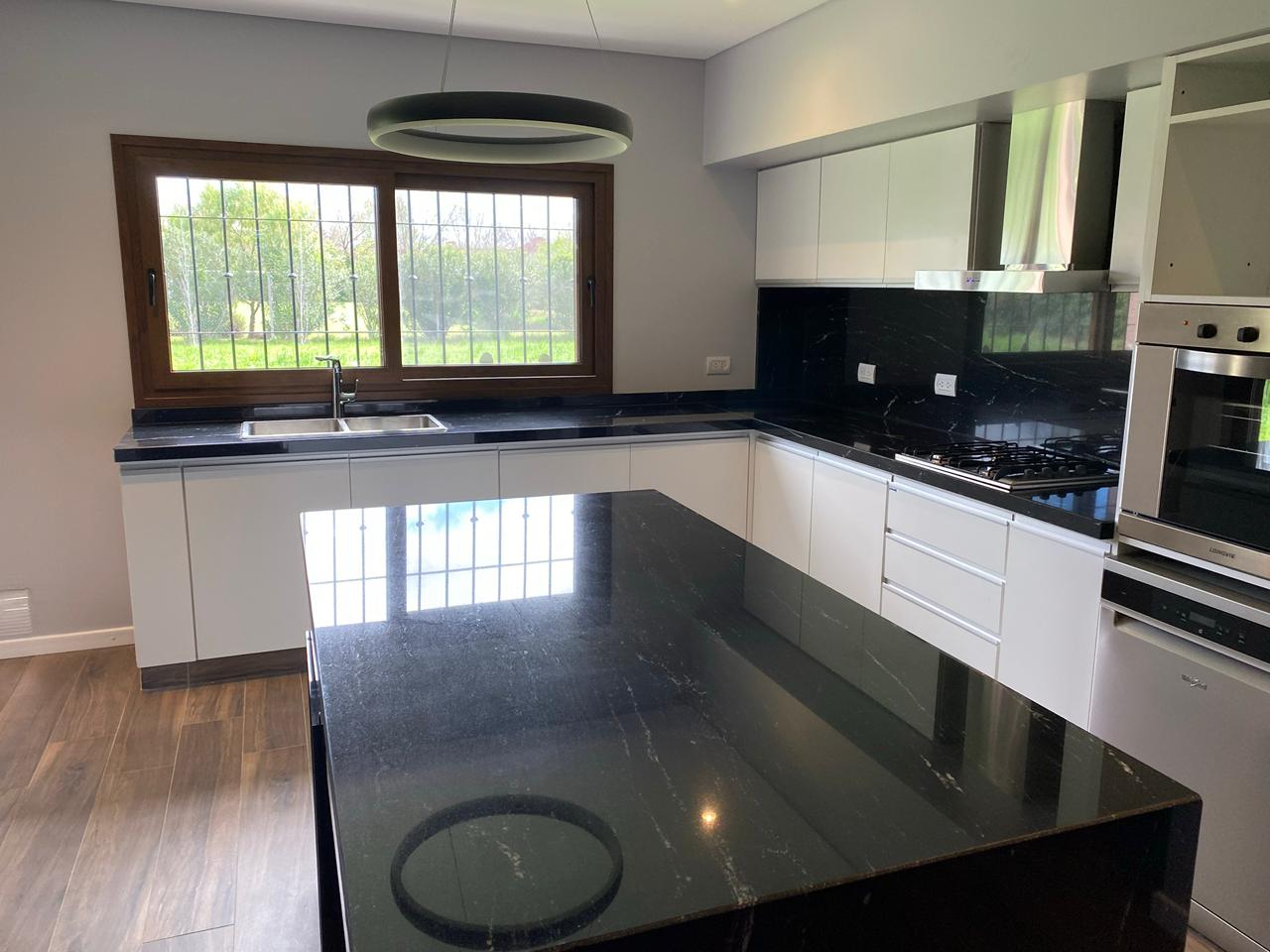 Cocina blanca y negra contemporánea - Kopp Amoblamientos Rosario