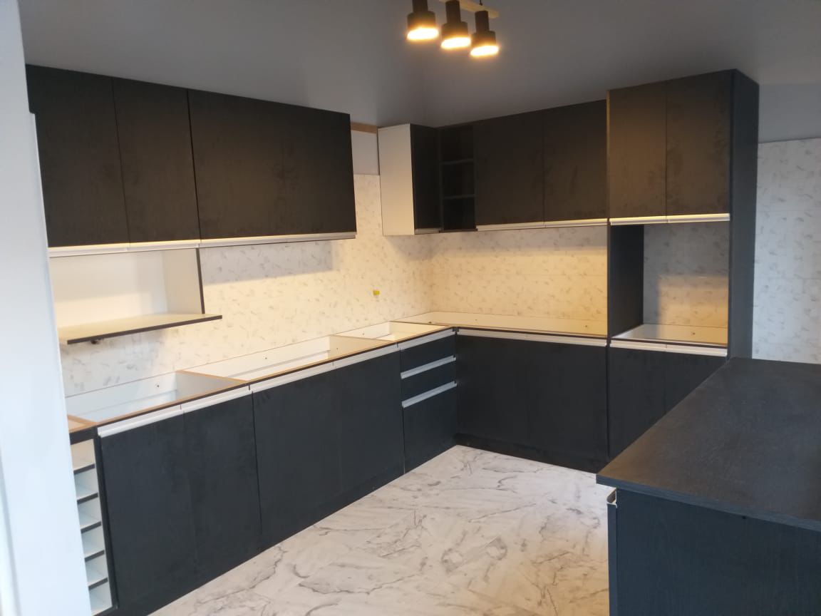 Cocina gris minimalista moderna - Kopp Amoblamientos Rosario