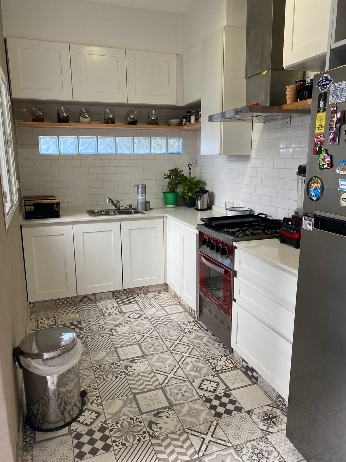 Cocina rústica con estantes abiertos en madera - Kopp Amoblamientos Rosario