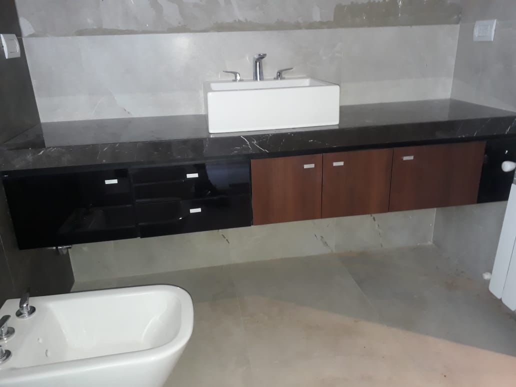 Mesada granito oscuro con detalles en madera - Kopp Amoblamientos Rosario